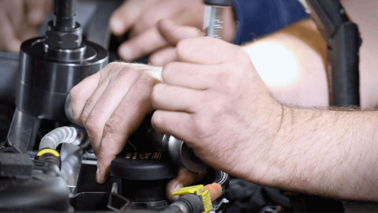 Hände arbeiten am Motor Hände arbeiten am Motor