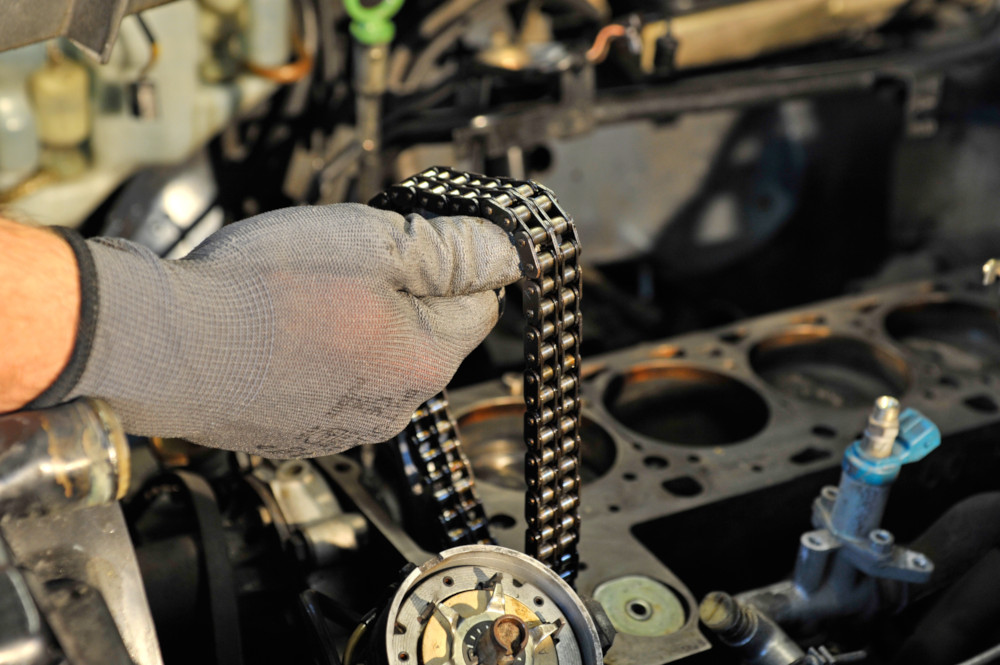 Mechaniker hält Steuerkette